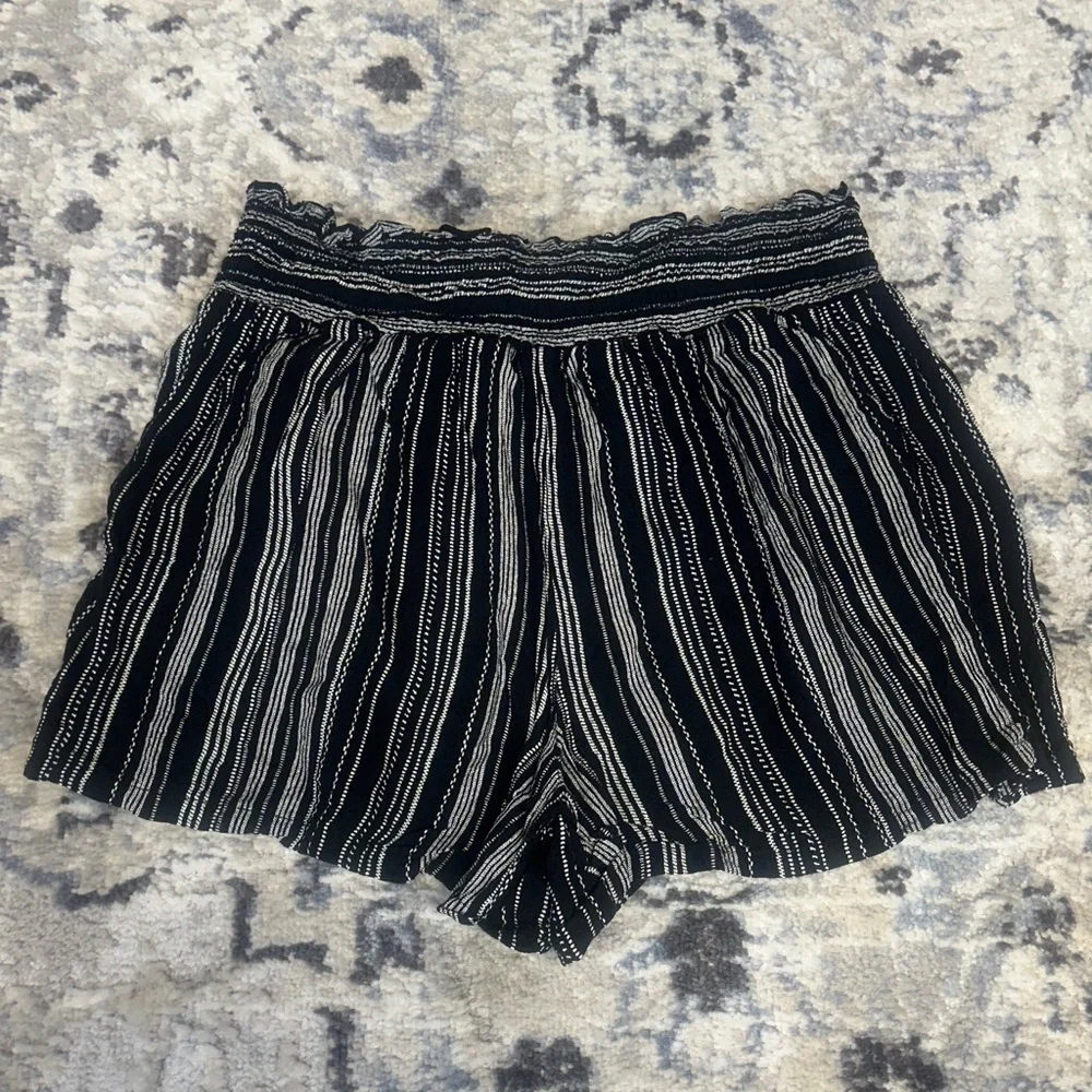 Kingston Grey Women’s Black Striped Smocked Waist Shorts Size Large - Picture 4 of 4